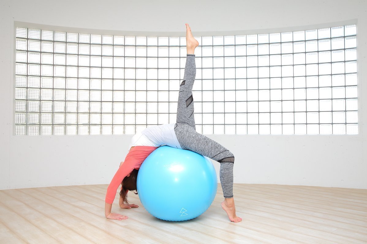 Ketika melakukan latihan yoga, alat gym ball bisa digunakan untuk melatih b...
